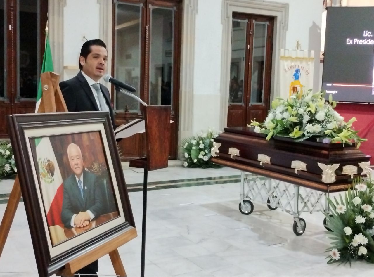 Con homenaje, despiden al exalcalde Antonio Ramírez Vallejo en la presidencia de Salamanca 